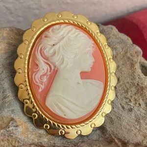 Vintage 80s Gold Tone Alloy Cream Resin Cameo Broach
